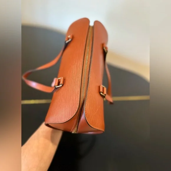 Louis Vuitton Authentic Luxury Vintage Retro RARE Minimalist Epi Soufflot Bag - Picture 9 of 17